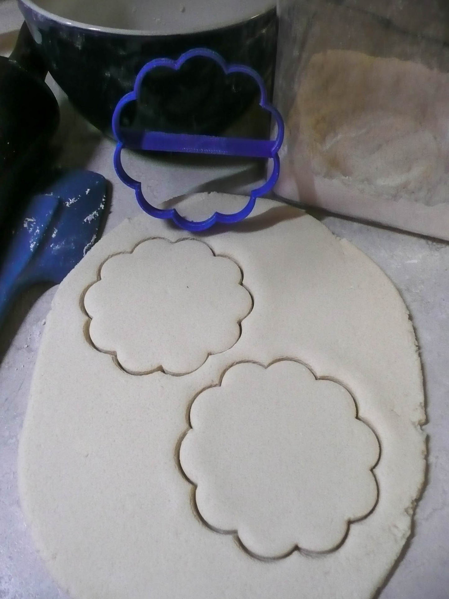 Round Plaque Frame Outline With 10 Ten Scallops Cookie Cutter Made In USA PR2997