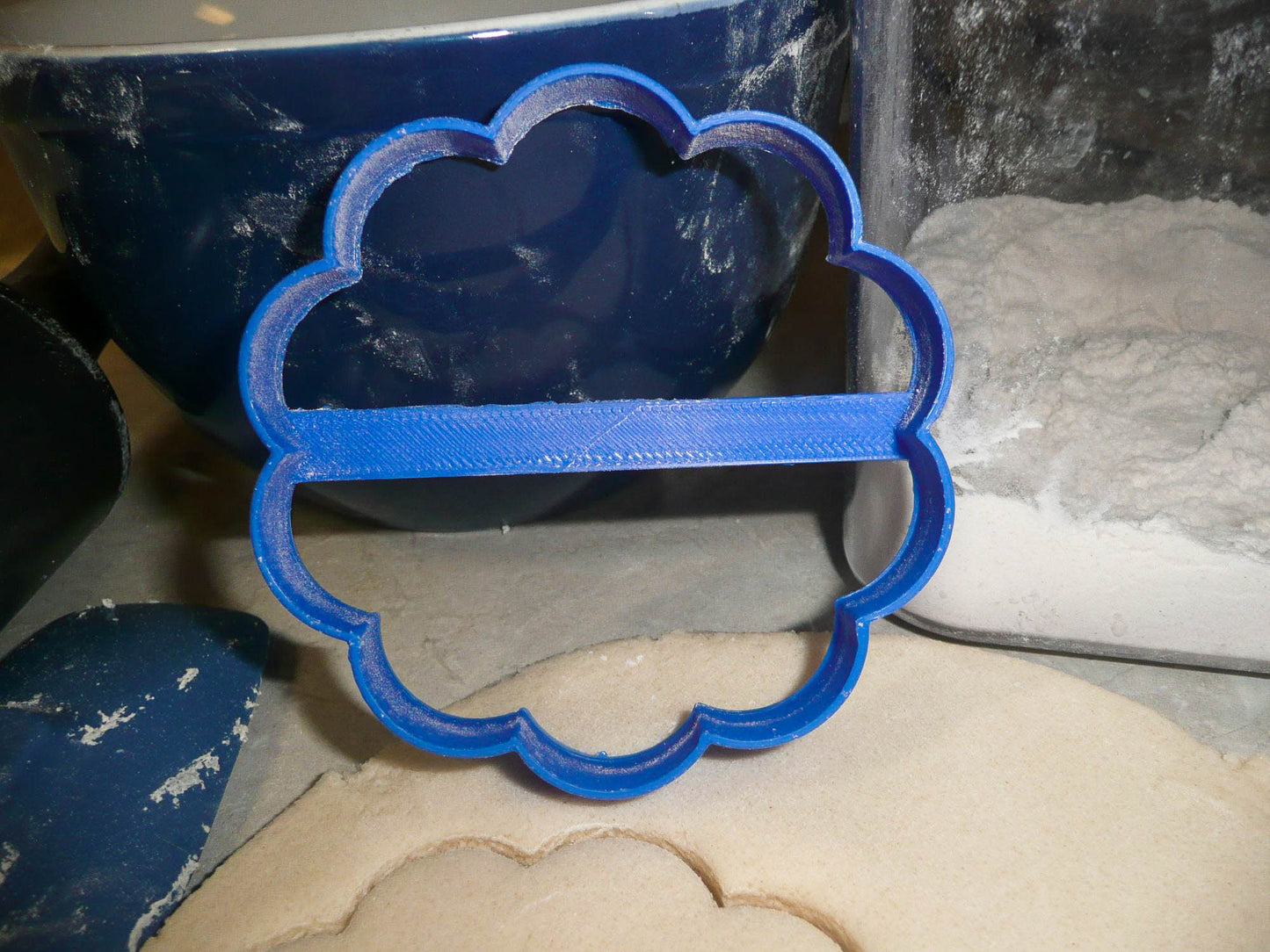 Round Plaque Frame Outline With 10 Ten Scallops Cookie Cutter Made In USA PR2997