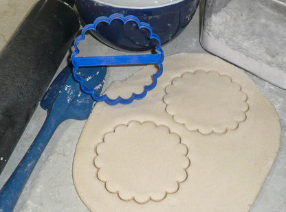 Round Plaque Frame Outline 16 Sixteen Scallops Cookie Cutter Made In USA PR2998