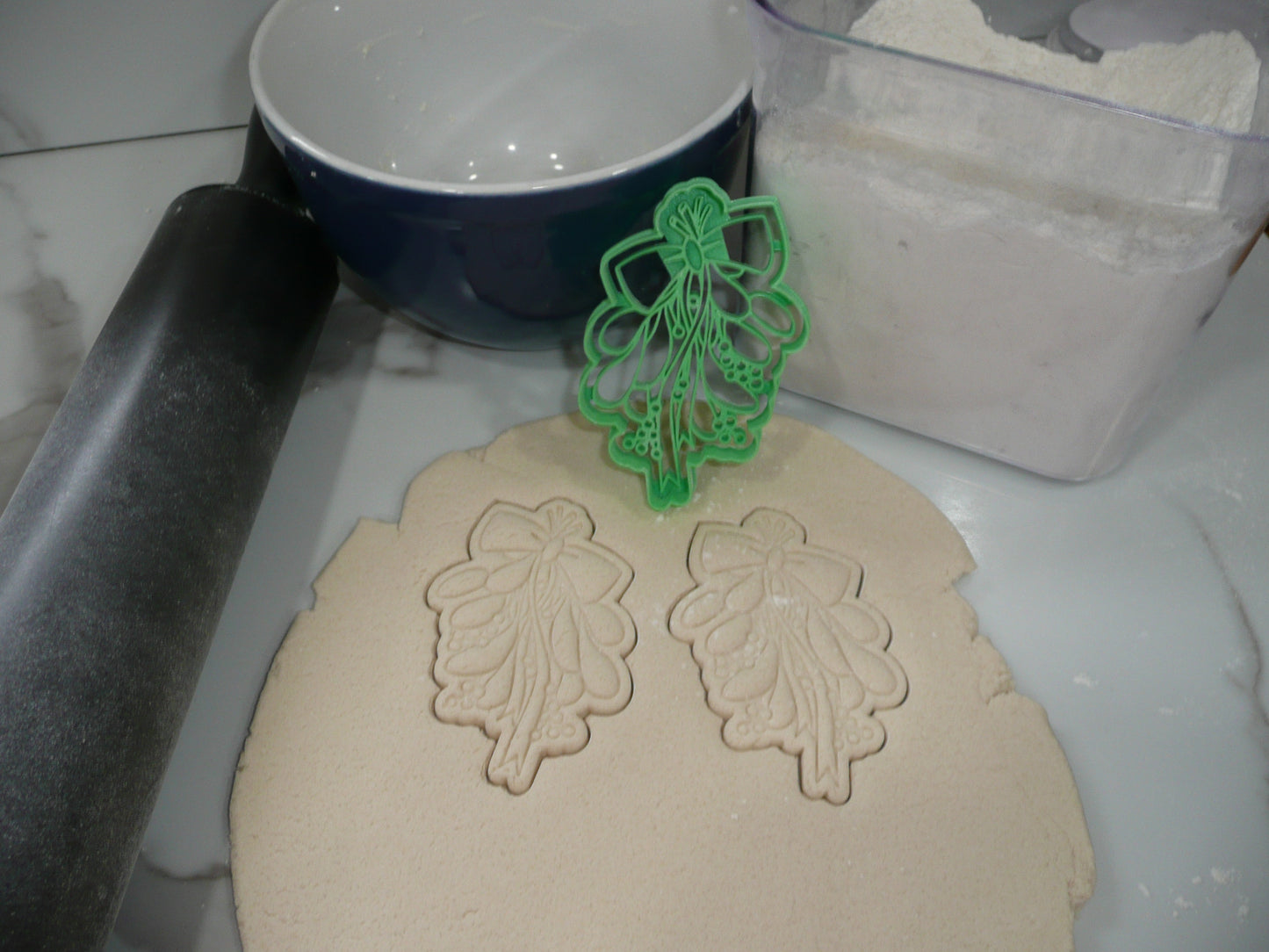 Hanging Mistletoe With Bow Christmas Cookie Cutter Made In USA PR5510