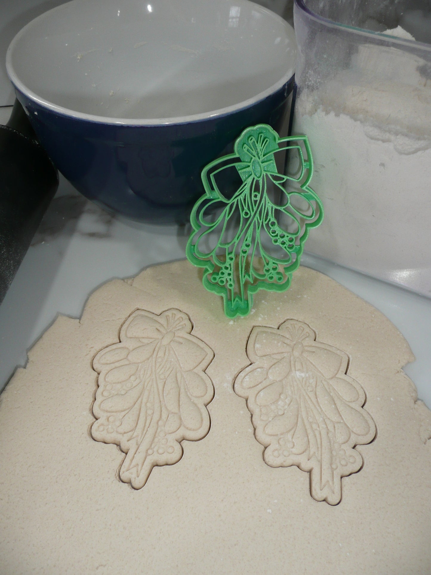 Hanging Mistletoe With Bow Christmas Cookie Cutter Made In USA PR5510