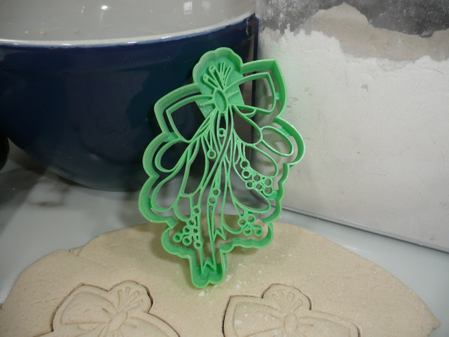 Hanging Mistletoe With Bow Christmas Cookie Cutter Made In USA PR5510