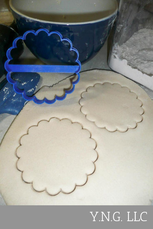 Round Plaque Frame Outline With 16 Sixteen Scallops Cookie Cutter USA PR2998