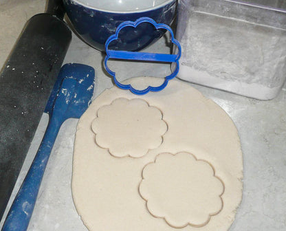 Round Plaque Frame Outline With 10 Ten Scallops Cookie Cutter USA PR2997